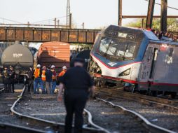 El tren se descarriló mientras tomaba una curva en el barrio Frankford, norte de Filadelfia; 10 vagones se salieron de las vías. EFE / J. LoScalzo