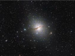 Los cúmulos descubiertos alrededor de la galaxia 'Centaurus A' podrían contener altas cantidades de materia oscura. EFE / European Southern Observatory