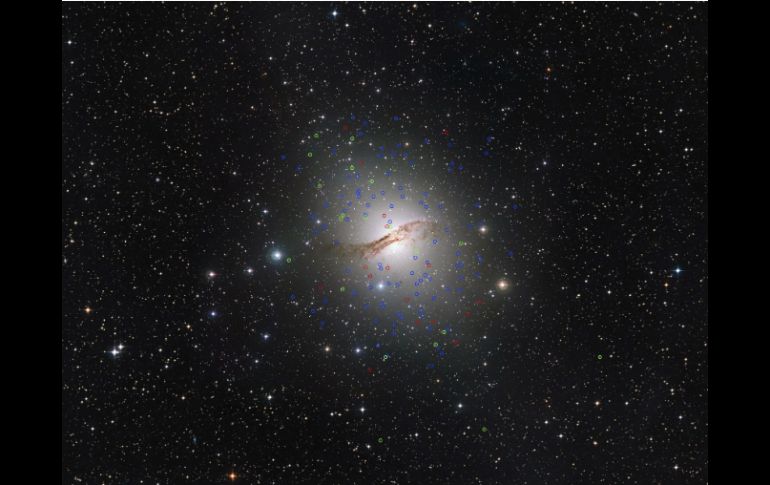 Los cúmulos descubiertos alrededor de la galaxia 'Centaurus A' podrían contener altas cantidades de materia oscura. EFE / European Southern Observatory