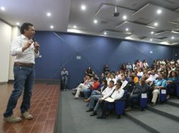 Lemus participó en una mesa de diálogo dentro de las instalaciones de la universidad UTEG. ESPECIAL / Pablo Lemus