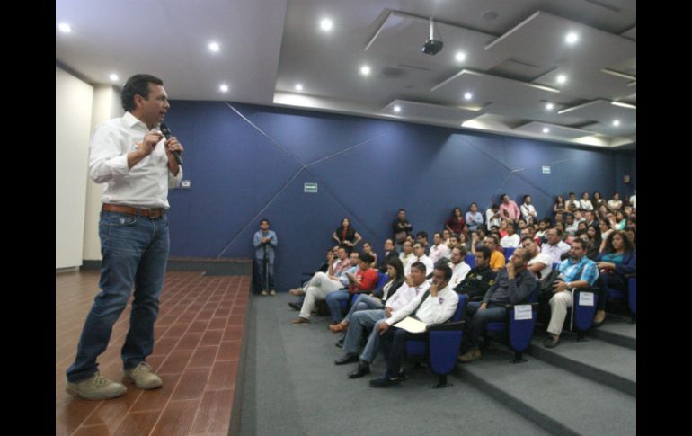 Lemus participó en una mesa de diálogo dentro de las instalaciones de la universidad UTEG. ESPECIAL / Pablo Lemus