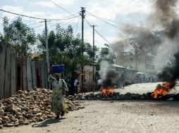 Un periodista confirma violencia con armas pesadas, incluyendo cañones. AFP / J. Huxta