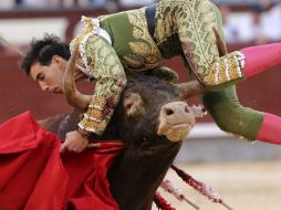 El torero en su primer acto cortó una oreja; sin embargo, fue por la gloria en el sexto toro y resultó gravemente lastimado. EFE / Ballesteros