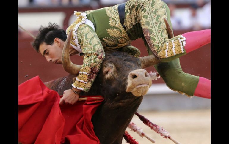 El torero en su primer acto cortó una oreja; sin embargo, fue por la gloria en el sexto toro y resultó gravemente lastimado. EFE / Ballesteros