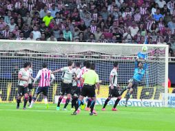 Una de las pocas oportunidades de gol por parte de Chivas, donde se envía el balón a las manos del portero del Atlas, Federico Vilar. EL INFORMADOR / R. Tamayo