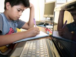 Maestra asegura que ahora todos los niños saben usar celulares, computadoras y iPads para relizar las actividades educativas. EL INFORMADOR / ARCHIVO