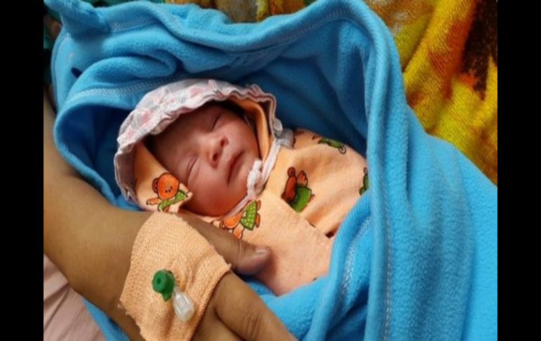 Niño que nació en tienda médica de Unicef después del segundo sismo en Nepal. TWITTER / @UNICEFenEspanol