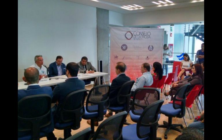 El candidato panista (seg. izq.) durante la reunión con el Consejo de la Moda de Jalisco, donde expuso su plan de trabajo. TWITTER / @AlfonsoPetersen