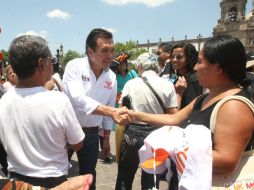 Pablo Lemus recorrió el centro de Zapopan, donde saludó y escuchó las inquietudes de comerciantes. ESPECIAL / Pablo Lemus