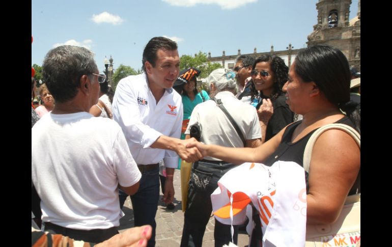 Pablo Lemus recorrió el centro de Zapopan, donde saludó y escuchó las inquietudes de comerciantes. ESPECIAL / Pablo Lemus