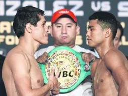 Edgar Sosa (izquierda) y Román 'El Chocolatito' González se vieron las caras durante la ceremonia de pesaje. AFP / M. RALSTON