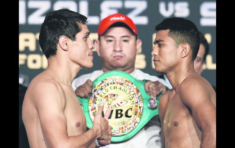 Edgar Sosa (izquierda) y Román 'El Chocolatito' González se vieron las caras durante la ceremonia de pesaje. AFP / M. RALSTON