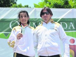 Tres mil metros con obstáculos. Ana Gómez, de Jalisco, posa con su medalla de plata acompalada de su entrenador, Miguel López Navarro. ESPECIAL /