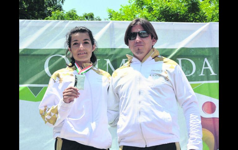 Tres mil metros con obstáculos. Ana Gómez, de Jalisco, posa con su medalla de plata acompalada de su entrenador, Miguel López Navarro. ESPECIAL /