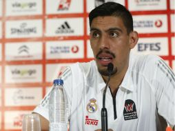 Gustavo Ayón (d), durante la rueda de prensa ofrecida con motivo de la Final de la Euroliga que se disputa mañana. EFE / J. Hidalgo