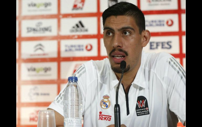 Gustavo Ayón (d), durante la rueda de prensa ofrecida con motivo de la Final de la Euroliga que se disputa mañana. EFE / J. Hidalgo