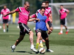 'Chicharito' (derecha) y Pepe durante entrenamiento con el Real Madrid. TWITTER / @SocialRMadridES