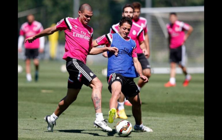 'Chicharito' (derecha) y Pepe durante entrenamiento con el Real Madrid. TWITTER / @SocialRMadridES