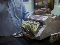 El dólar continúa en la baja. AP / ARCHIVO