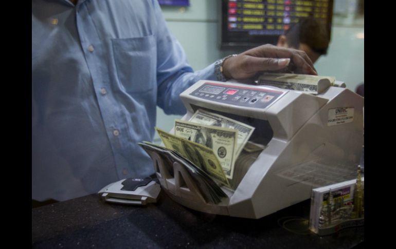 El dólar continúa en la baja. AP / ARCHIVO