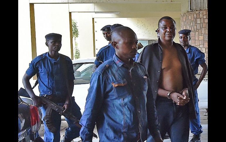 El general Niyungeko Juvenal (der.), uno de los sospechosos, es llevado a la Suprema Corte en Bujumbura. AFP / C. De Souza