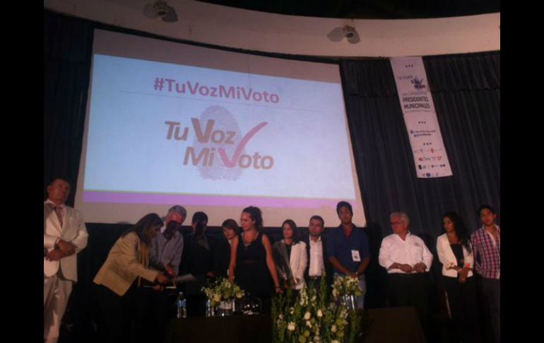 Los candidatos firmaron una carta compromiso con las propuestas, a las cuales les darán seguimiento los estudiantes. TWITTER / @TuVozMiVotoMX