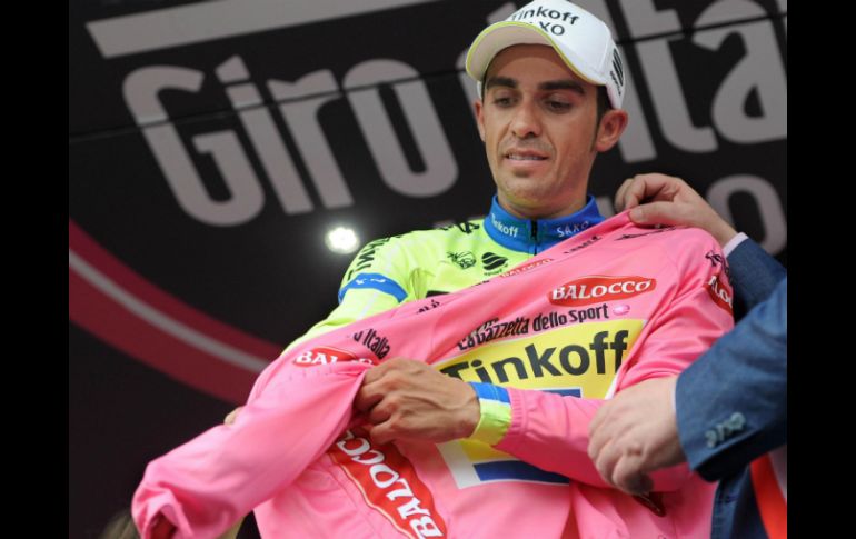 Contador conserva la maglia rosa antes de una jornada de descanso. AP / D. dal Zennaro