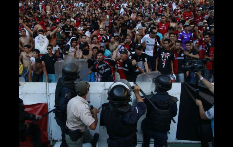 Integrantes de la 'Barra 51' invadieron la cancha del Estadio Jalisco y se enfrentaron con la policía. EL INFORMADOR / R. Tamayo