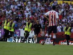 Varios 'barristas' de los Zorros invadieron el campo al inicio del segundo tiempo. EL INFORMADOR / R. Tamayo