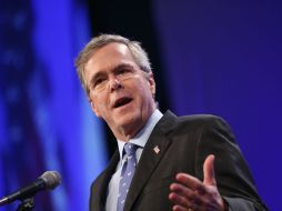 Jeb Bush es inevitablemente comparado con su padre y su hermano, ambos presidentes de Estados Unidos. AFP / S. Olson