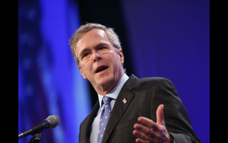 Jeb Bush es inevitablemente comparado con su padre y su hermano, ambos presidentes de Estados Unidos. AFP / S. Olson