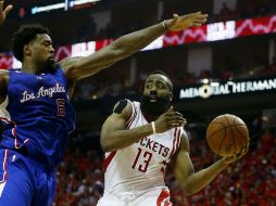 James Harden trata de mantener el balón en su control ante la marca de DeAndre Jordan. El 13 de Houston anotó 31 puntos. AFP / S. Halleran