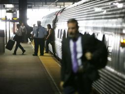 Unas tres docenas de pasajeros suben al tren, al retomar operaciones, mientras se busca determinar las causas del accidente. AFP /