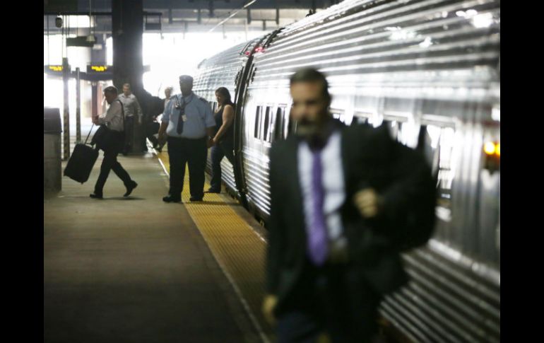 Unas tres docenas de pasajeros suben al tren, al retomar operaciones, mientras se busca determinar las causas del accidente. AFP /