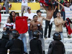 El encuentro de ayer entre Chivas y Atlas tuvo un momento nefasto al generarse un conato de violencia. EL INFORMADOR / ARCHIVO