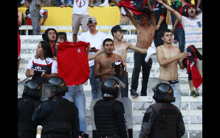 El encuentro de ayer entre Chivas y Atlas tuvo un momento nefasto al generarse un conato de violencia. EL INFORMADOR / ARCHIVO