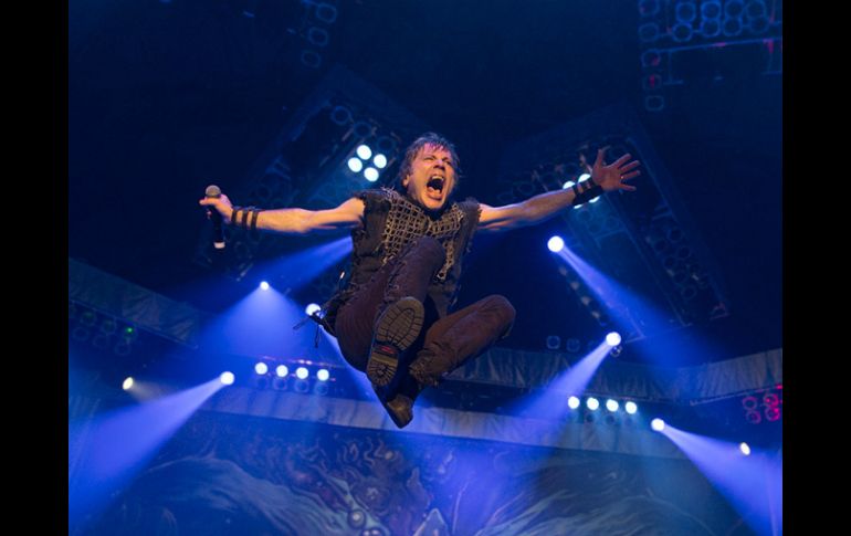 El sitio de la banda publicó una foto donde Bruce Dickinson está saltando en pleno concierto. ESPECIAL / www.ironmaiden.com