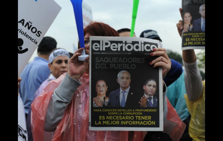 Manifestantes exigen la renuncia de Otto Pérez, quien presuntamente está involucrado en actos corruptos. AFP / J. Ordonez