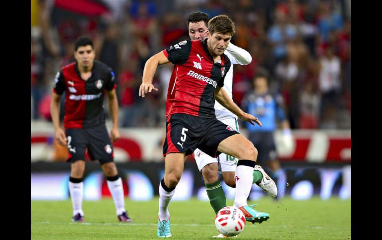 De entre los refuerzos rojinegros, sólo Walter Kannemann se consolidó como titular. MEXSPORT / A. Macías