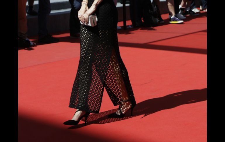 La polémica surge por la altura de los tacones de los zapatos de mujer sobre la alfombra roja. AP / L. Cironneau