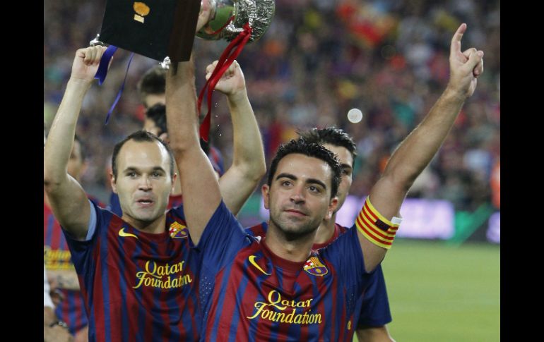 Xavi e Iniesta han compartido muchos títulos con el Barsa. AP / ARCHIVO