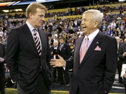 Kraft reconoció los poderes otorgados al comisionado Roger Goodell (i). AP / ARCHIVO