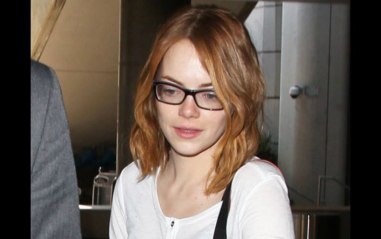 La página eonline.com publicó una imagen de Emma Stone muy alejada del glamour del festival. ESPECIAL / eonline.com