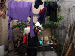 Piden a la población que reduzcan los depósitos de agua que puedan servir como medio de reproducción del dengue. AFP / ARCHIVO