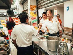 Alfaro visitó el Mercado Mexicalzingo para escuchar las quejas de los locatarios. FACEBOOK / Enrique Alfaro Ramírez