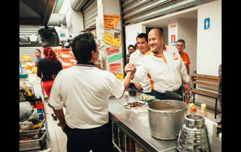 Alfaro visitó el Mercado Mexicalzingo para escuchar las quejas de los locatarios. FACEBOOK / Enrique Alfaro Ramírez