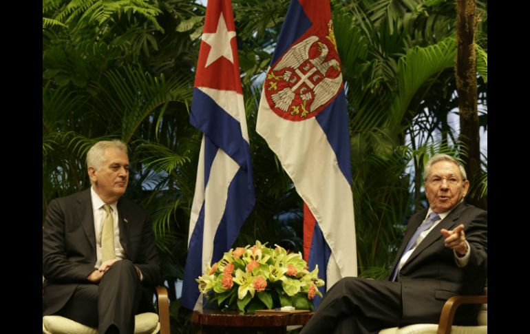 Raúl Castro condecoró a Tomislav Nikolic con la orden 'José Martí', la más importante que concede el gobierno de la isla. AP / E. de la Osa