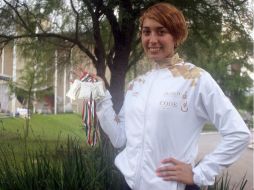 La pentatleta tapatía, Mariana Arceo, posa con las medallas logradas en la Olimpiada Nacional 2015. FACEBOOK / code.jalisco