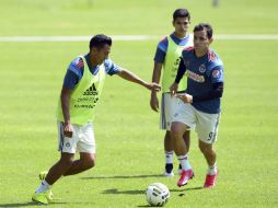 Jugadores de las Chivas durante el entrenamiento de ayer en Verde Valle. Esparza (izquierda) disputa un balón con Bravo. MEXSPORT / A. Macías