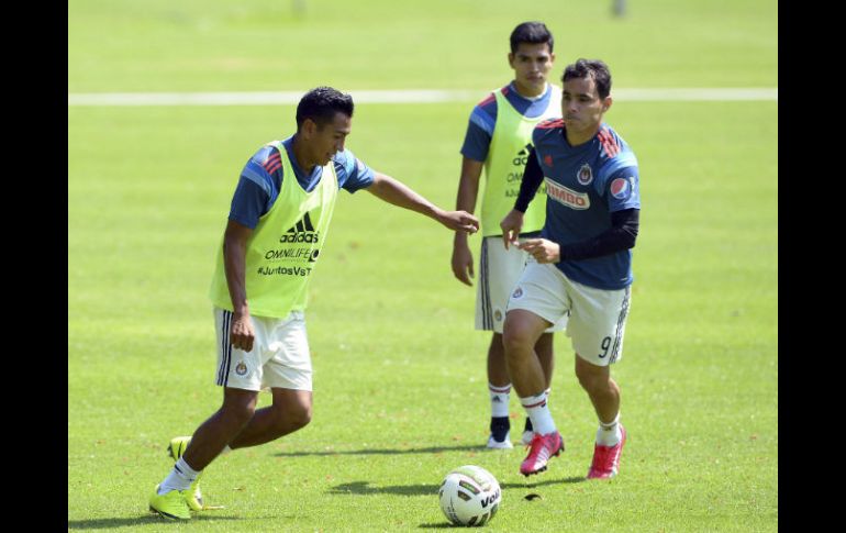 Jugadores de las Chivas durante el entrenamiento de ayer en Verde Valle. Esparza (izquierda) disputa un balón con Bravo. MEXSPORT / A. Macías